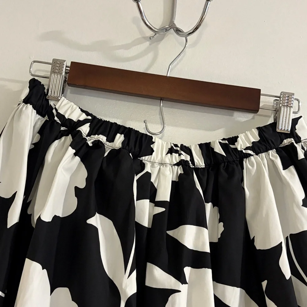 kate spade/target collab Black and White Floral Full Skirt lined with pockets S